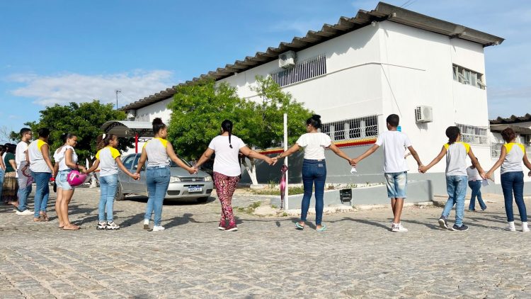Queimadas – Colégio promove abraço coletivo para incentivar a paz entre os estudantes