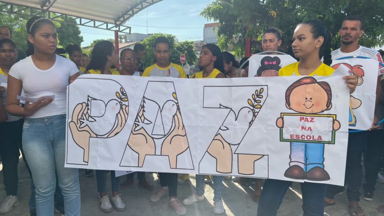 Queimadas – Colégio promove abraço coletivo para incentivar a paz entre os estudantes