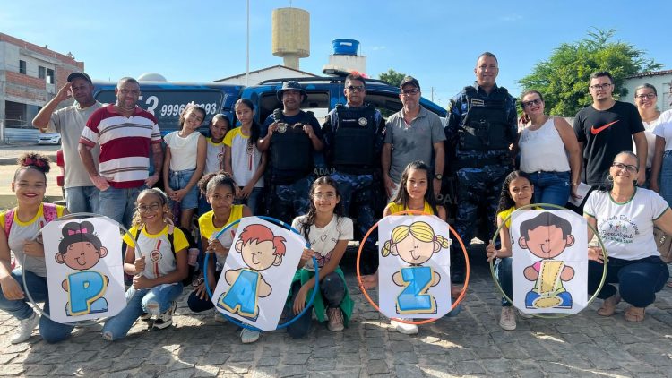 Queimadas – Colégio promove abraço coletivo para incentivar a paz entre os estudantes