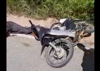 Motociclista fica gravemente ferido ao colidir em monte de cascalho sobre a BA 412