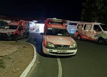 Carro colide em duas motos e deixa três pessoas feridas na BA 233. Mãe e filho em estado grave