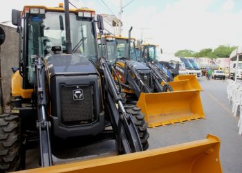 Araci – Na semana do aniversário do município, prefeita Keinha faz entrega de valiosos equipamentos e veículos para atender a população rural e urbana