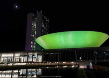 Câmara tem iluminação verde para celebrar o Dia Mundial da Atividade Física e o Dia Mundial da Saúde