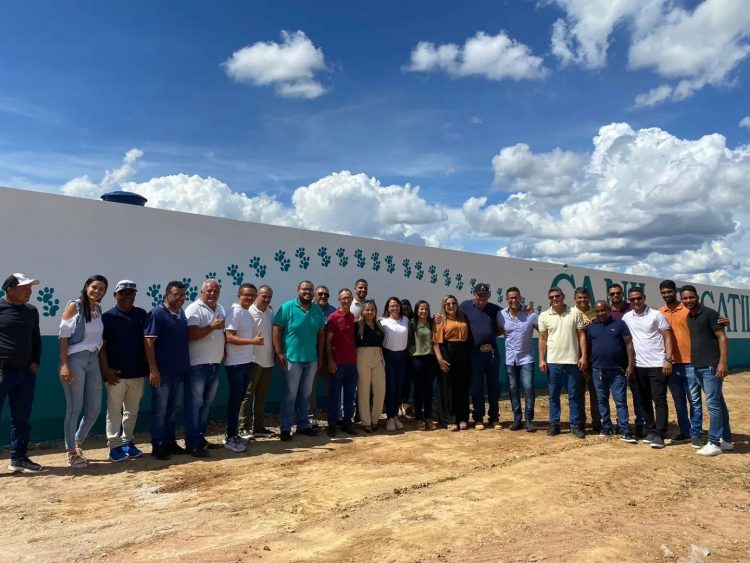 Araci – Na semana do aniversário do município, prefeita Keinha faz entrega de valiosos equipamentos e veículos para atender a população rural e urbana