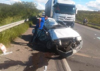 Agente aposentado da PRF e esposa morrem vítimas de acidente entre carro e caminhão na BR-116/Sul