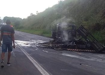 Homem morre e duas pessoas ficam em estado grave após batida entre carro e caminhão na BR-101