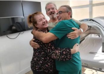 Paciente com câncer terminal tem cura após fazer tratamento criado por brasileiro