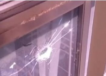 Portas e janelas de casa e comércio são atingidas por tiros em povoado