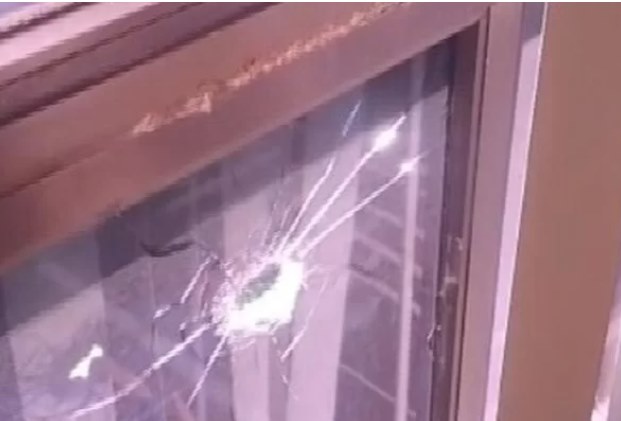 Portas e janelas de casa e comércio são atingidas por tiros em povoado