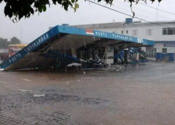 Temporal com granizo causa destruição em cidade do interior