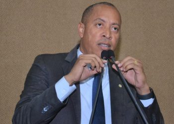 Deputado estadual baiano sugere portas giratórias com detector de metais nas escolas públicas