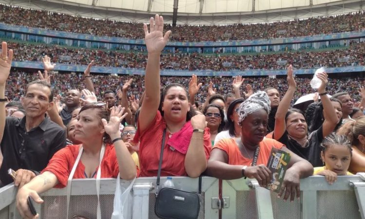 Evento religioso reúne 62 mil pessoas em Salvador; este é o maior público registrado na Arena Fonte Nova nos últimos 10 anos