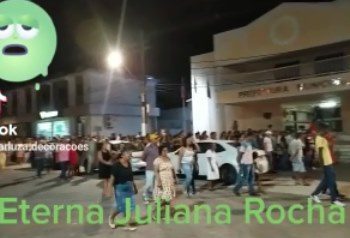 Sob forte comoção, corpo de Juliana Rocha é sepultado em São Domingos