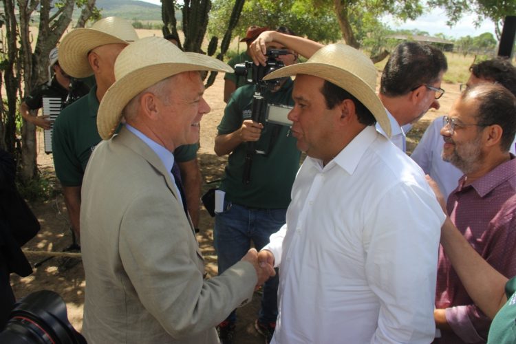 Coité III – Governador em exercício Geraldo Júnior participou do lançamento da nova fase da ABRAVE e lançamento da pedra fundamental do Cimatec Sertão