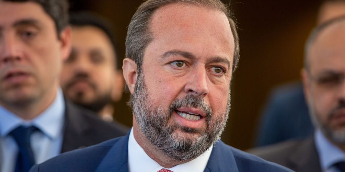 Ministro diz que Petrobras está abrasileirando preço dos combustíveis