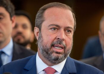 Ministro diz que Petrobras está abrasileirando preço dos combustíveis