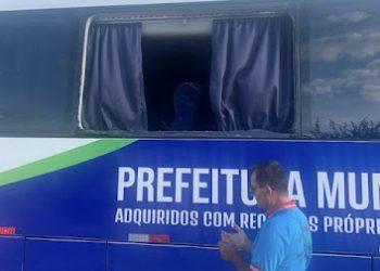 Ônibus adquirido para o transporte de estudantes universitários é apedrejado um dia depois de ser entregue