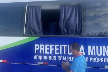 Ônibus adquirido para o transporte de estudantes universitários é apedrejado um dia depois de ser entregue