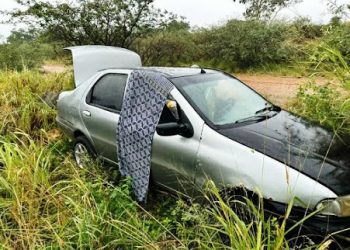 Carro supostamente usado para furtar criações em Barrocas é abandonado às margens de rodovia em Serrinha
