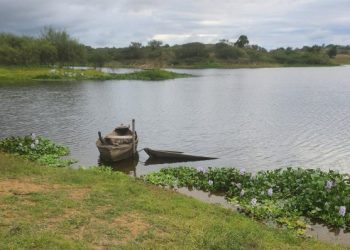 Mulher grávida morre após barco virar no Rio Jacuípe; filho adolescente está desaparecido
