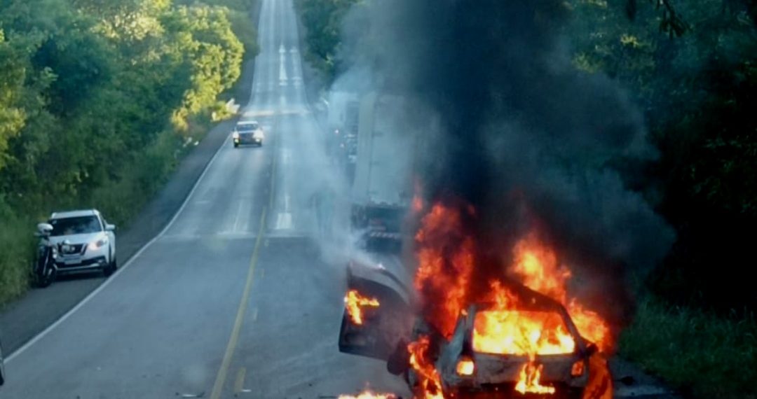 Homem e mulher morrem carbonizados após colisão com caminhão na BR 324