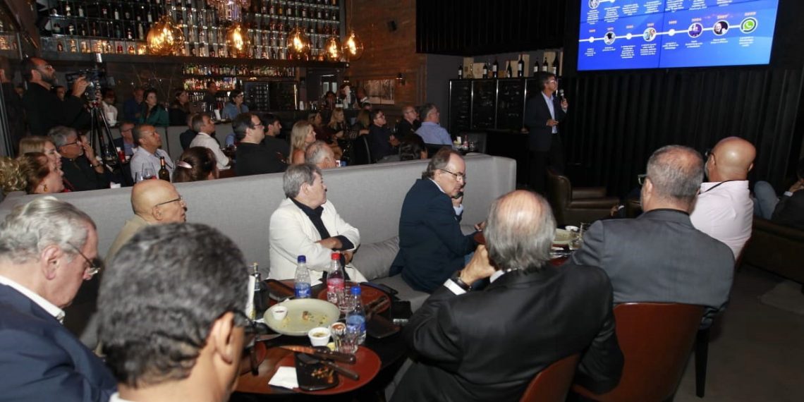 Secretário André Curvello fala sobre comunicação, combate às fake news e fome durante palestra para o setor empresarial