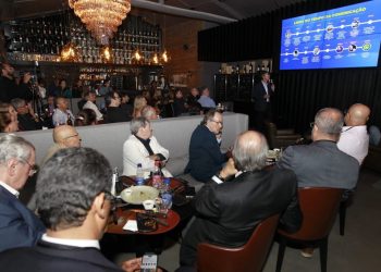 Secretário André Curvello fala sobre comunicação, combate às fake news e fome durante palestra para o setor empresarial