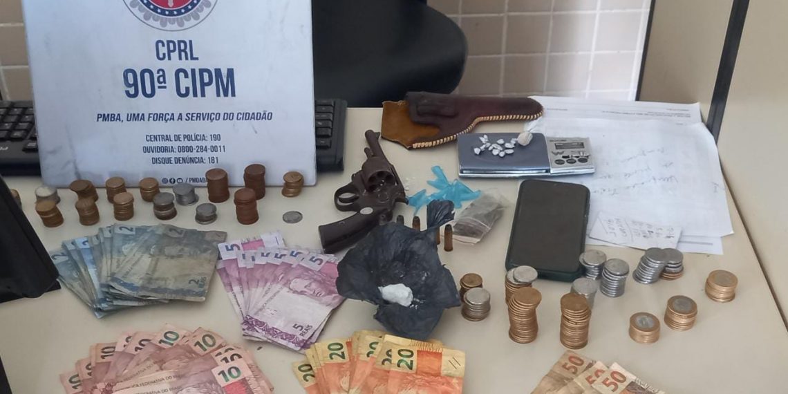 PM é acionada por denúncia de agressões contra mulher, e encontra na residência drogas, balança de precisão e arma de fogo