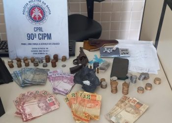 PM é acionada por denúncia de agressões contra mulher, e encontra na residência drogas, balança de precisão e arma de fogo