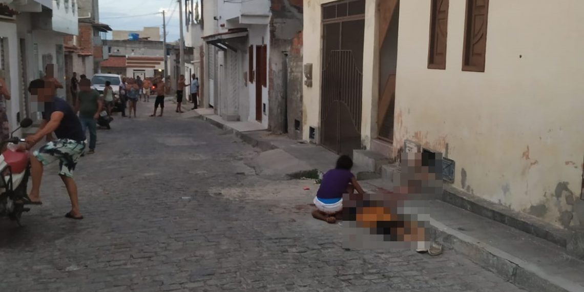 Homem de 33 anos é assassinado a tiros supostamente com arma de grosso calibre