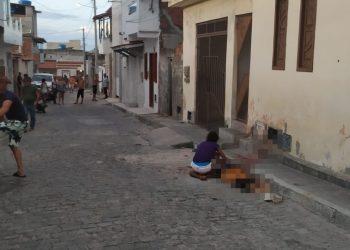 Homem de 33 anos é assassinado a tiros supostamente com arma de grosso calibre