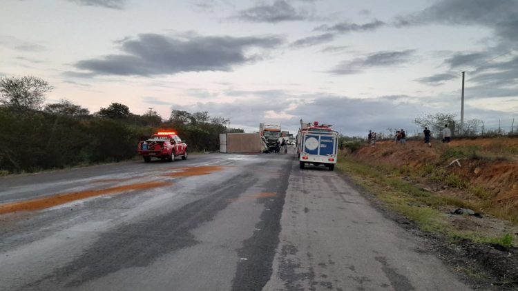 Colisão entre caminhão baú e carreta deixa uma vítima fatal na BR 116 Norte