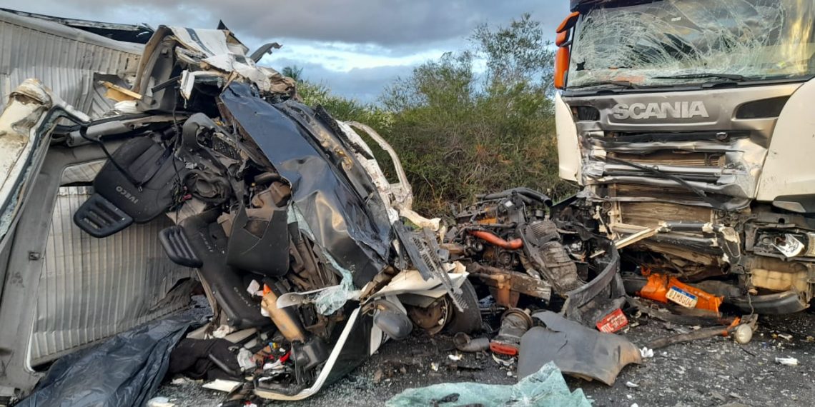 Colisão entre caminhão baú e carreta deixa uma vítima fatal na BR 116 Norte