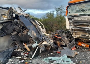 Colisão entre caminhão baú e carreta deixa uma vítima fatal na BR 116 Norte