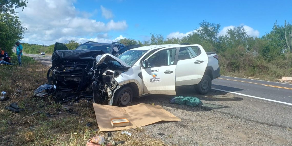 Motoristas de VW Nivus e Fiat Strada ficam feridos em colisão frontal na BR 324