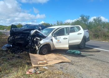 Motoristas de VW Nivus e Fiat Strada ficam feridos em colisão frontal na BR 324