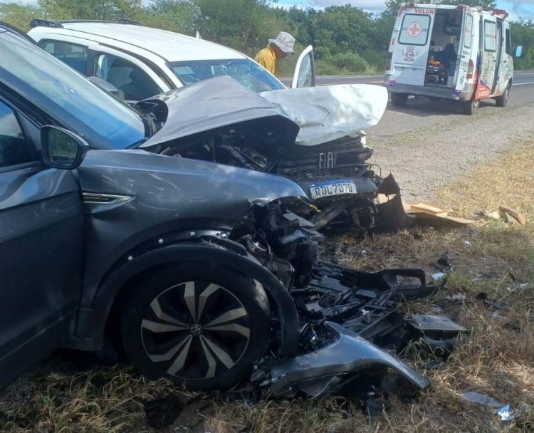 Motoristas de VW Nivus e Fiat Strada ficam feridos em colisão frontal na BR 324