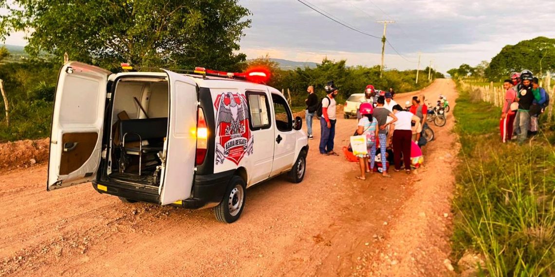 Mulher sofre fratura exposta na perna após colidir moto em carroça