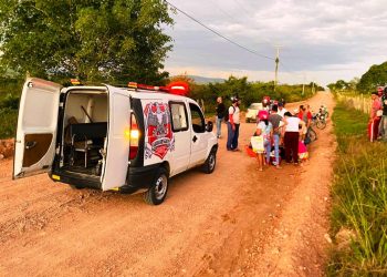 Mulher sofre fratura exposta na perna após colidir moto em carroça