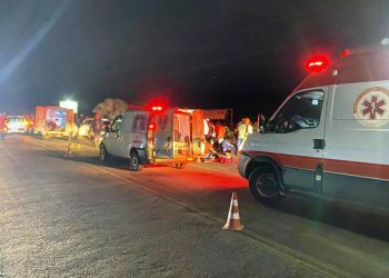 Dois ocupantes de moto ficam feridos após colisão com carro na BA 120