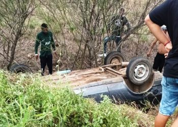 Homem fica ferido em capotamento na BA 120
