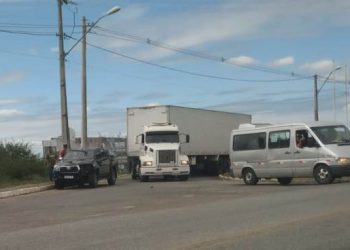Motorista perde controle de Hilux e atinge placa e plantação do canteiro na BA 409