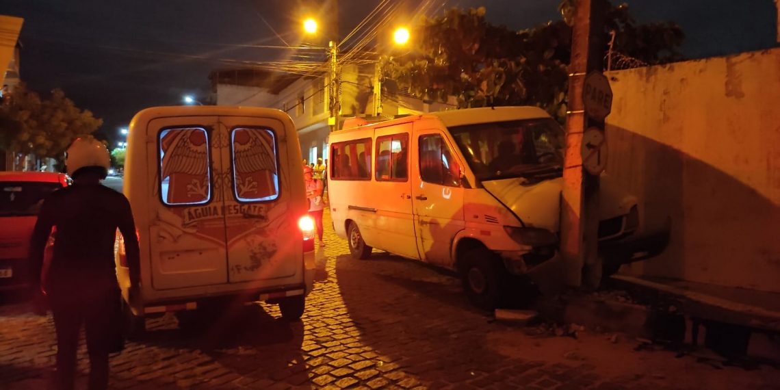 Van desgovernada bate violentamente em poste de rede elétrica