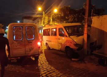 Van desgovernada bate violentamente em poste de rede elétrica
