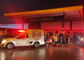 Mulher fica ferida ao colidir moto em placa e pilar de posto de combustível