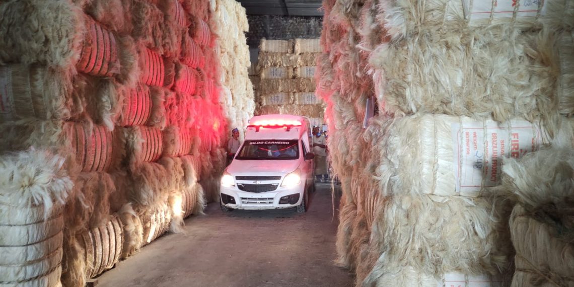 Trabalhador de batedeira fica gravemente ferido ao cair de empilhamento de sisal