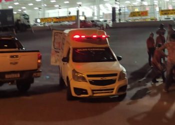 Jovem sofre duas fraturas na perna em acidente quando deixava supermercado na BA 409