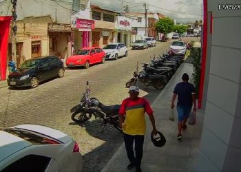 Homem furta motocicleta no centro de Coité e é flagrado por câmeras de segurança