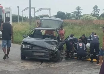 Colisão envolvendo Uno e Gol na BA 409 deixa dois feridos