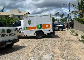 CE – Policial civil mata quatro colegas de trabalho em delegacia, foge em viatura e depois se entrega